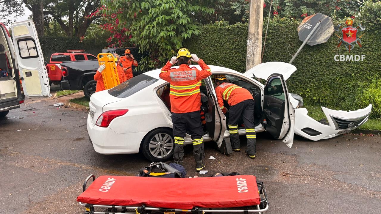 Homem é levado ao hospital após acidente no Lago Sul
