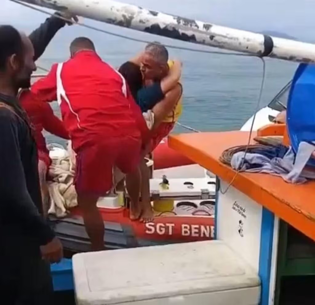  ‘Vi a pessoa na água’, conta pescador que resgatou mulher em Ilhabela