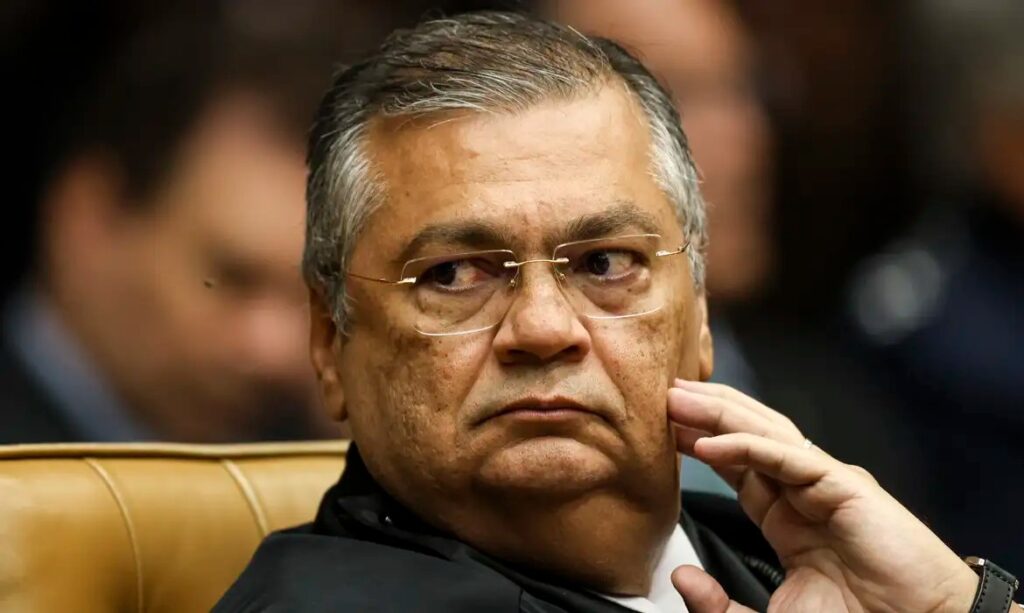 Dino proíbe novos benefícios para juízes e MP após limite do STF