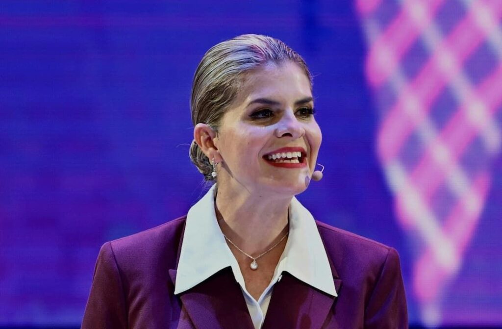 Direitista Laura Fernández assume, com seu antecessor, governo de linha dura na Costa Rica