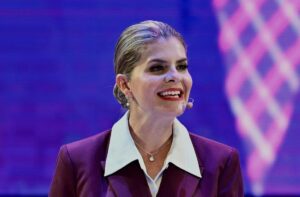 Direitista Laura Fernández assume, com seu antecessor, governo de linha dura na Costa Rica