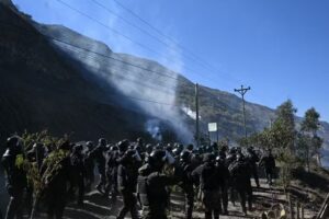 Polícia e manifestantes pedindo renúncia do presidente se enfrentam em La Paz