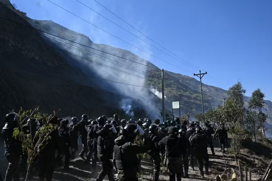 Polícia e manifestantes pedindo renúncia do presidente se enfrentam em La Paz