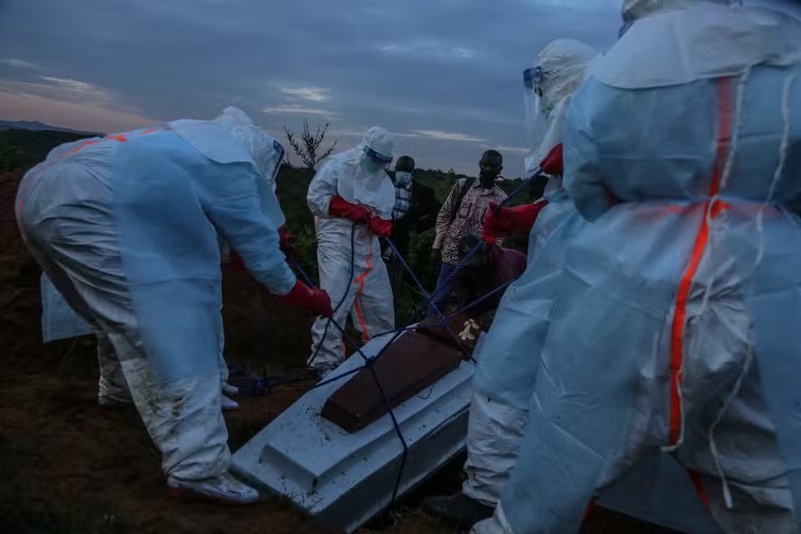Habitantes da RD Congo invadem hospital para levar corpo de morto por ebola