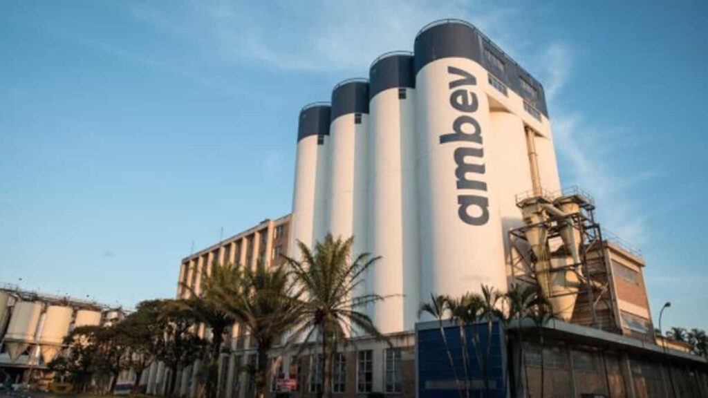 Copa e feriados devem impulsionar cervejarias em 2026, diz Ambev