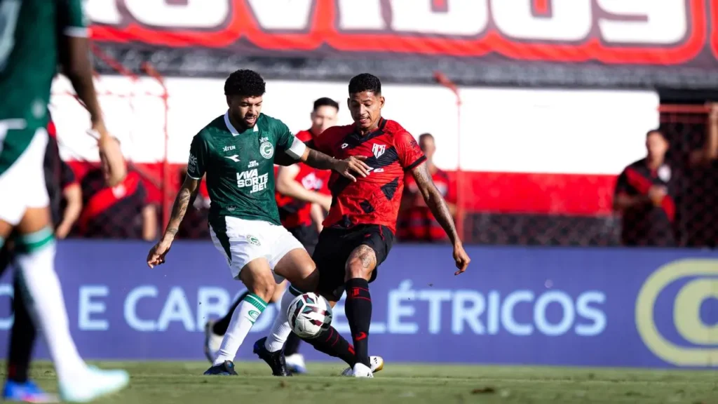 Com gols no segundo tempo, Atlético e Goiás empatam clássico no Accioly