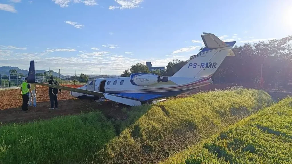 Jatinho sai da pista e quebra asa em pouso no Aeroclube de Santa Catarina