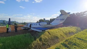 Jatinho sai da pista e quebra asa em pouso no Aeroclube de Santa Catarina