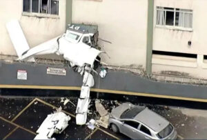 Avião de pequeno porte bate em prédio após decolar em Belo Horizonte