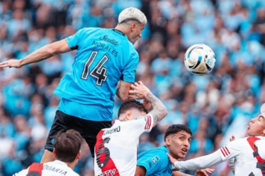 Ônibus de celebração do River viraliza após tropeço no Torneo Apertura