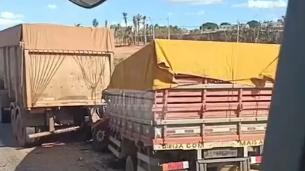 Colisão entre caminhões deixa motorista em estado gravíssimo em Goiânia