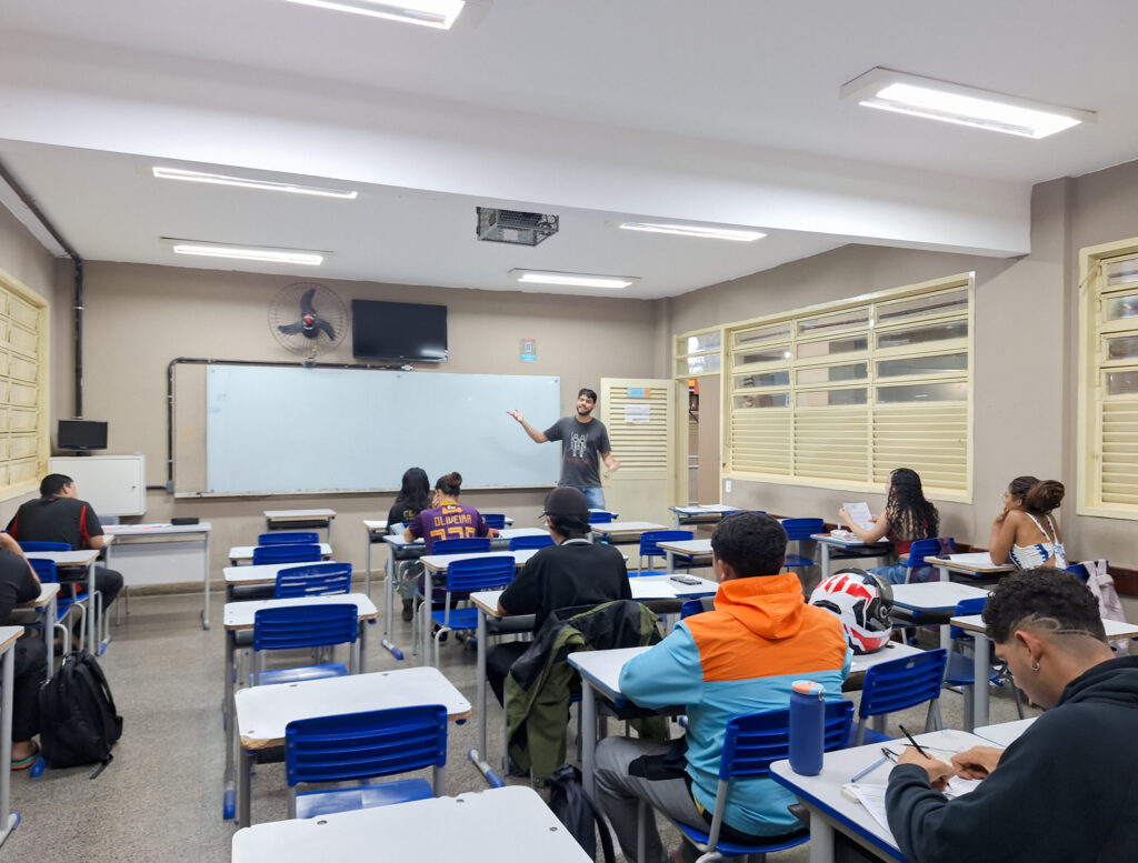 Escola no Recanto das Emas reduz evasão com ensino noturno flexível