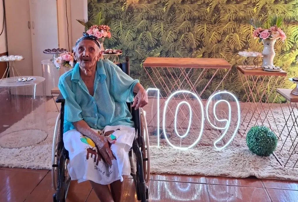 Idosa de 109 anos comemora aniversário com netos, bisnetos e tataranetos em Barro Alto
