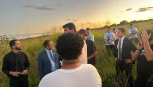 Juiz, jurados e advogados vão ao local do crime durante júri popular em Luziânia
