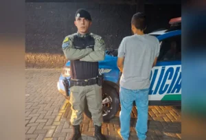 Motorista mantém passageiros trancados em ônibus após furto de celular em Goiânia; suspeito é preso