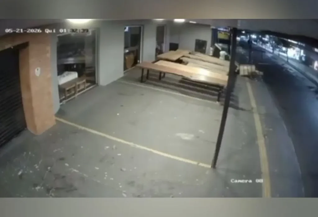 Homens tentam furtar mesa de 300 kg em loja de móveis rústicos em Goiânia; vídeo