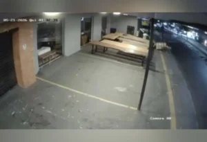 Homens tentam furtar mesa de 300 kg em loja de móveis rústicos em Goiânia; vídeo
