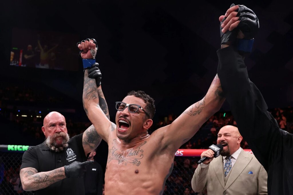 Makhachev parabeniza Prates e esquenta rumores de duelo