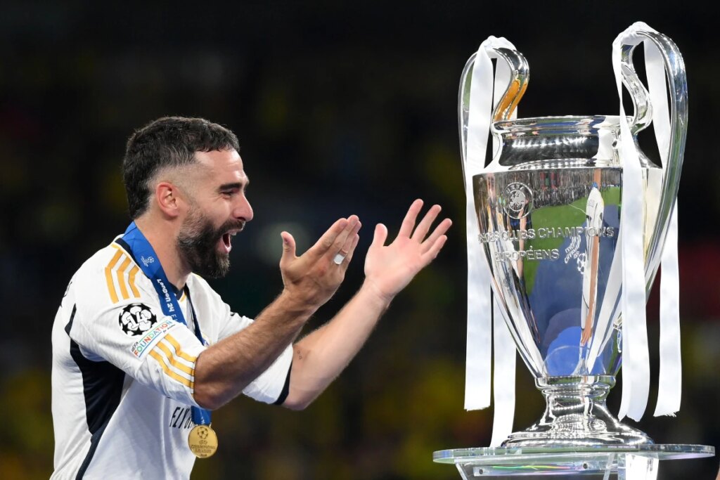 Real Madrid anuncia saída de Carvajal: "Será sempre a sua casa"