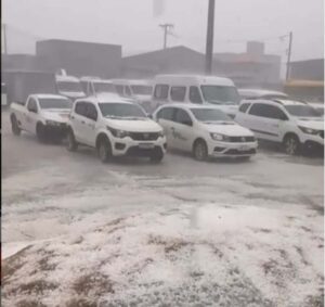 Temporal com granizo atinge Sul de Minas, causa alagamentos e deixa 7 mil moradores sem energia
