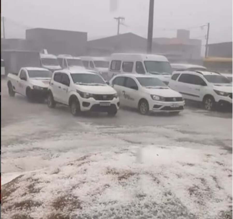 Temporal com granizo atinge Sul de Minas, causa alagamentos e deixa 7 mil moradores sem energia