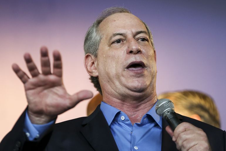 Ciro Gomes confunde gesto de apoiador com apologia ao CV e se explica nas redes sociais