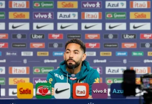 Em coletiva, Matheus Cunha minimiza camisa 10 e lamenta lesão de Neymar