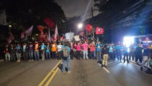 Estudantes das universidades estaduais de SP marcham até Palácio dos Bandeirantes; PM bloqueia