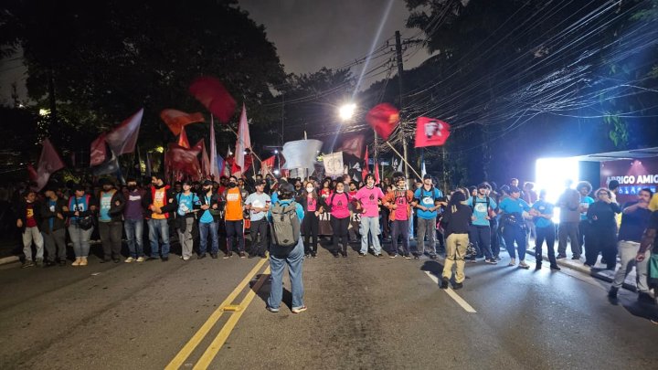 Estudantes das universidades estaduais de SP marcham até Palácio dos Bandeirantes; PM bloqueia