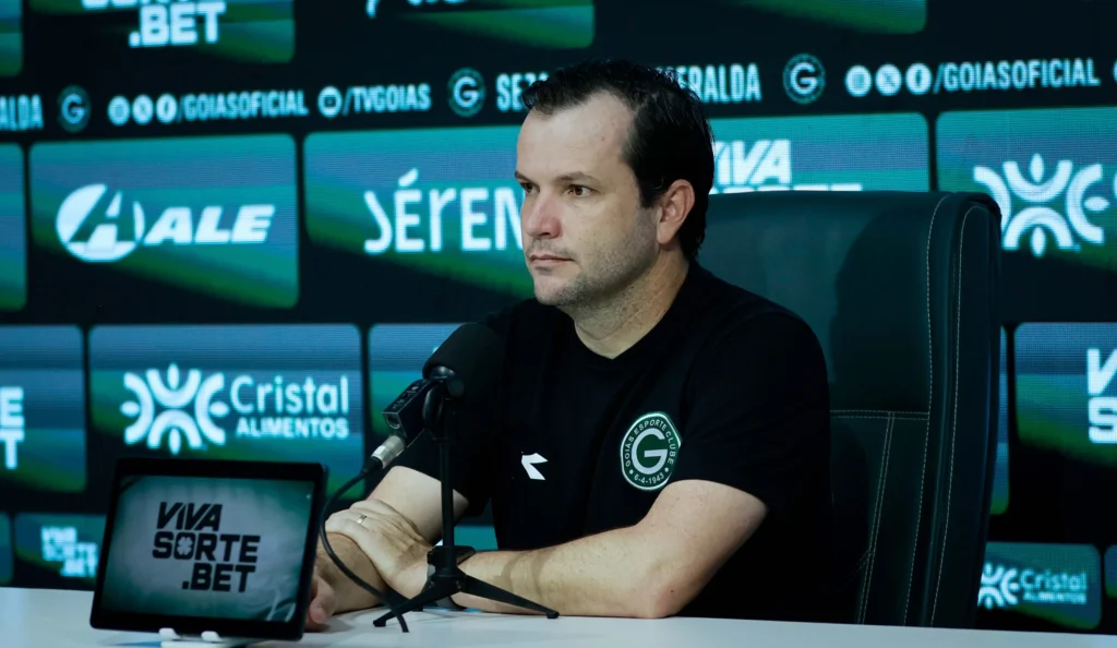 De olho em recuperação do Goiás, Daniel Paulista projeta duelo com o Vila Nova: "vencer um clássico é sempre diferente"