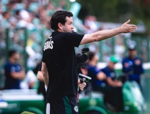 Após vitória no clássico, Daniel Paulista desabafa por informação vazada de dentro do clube: "trabalham contra o Goiás"