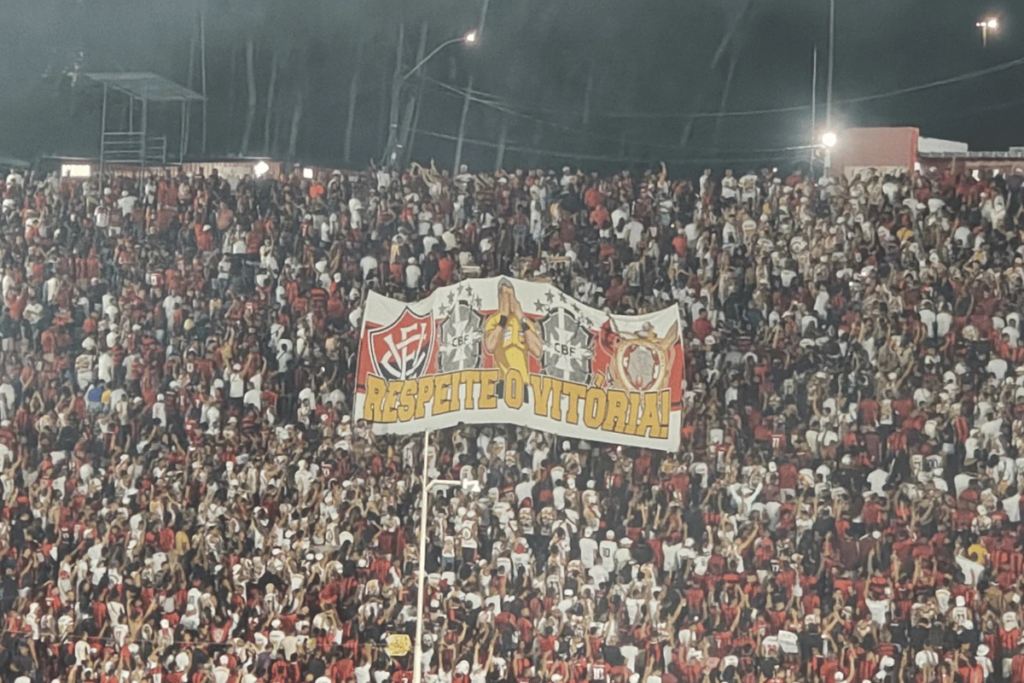torcida do Vitória protesta contra arbitragem no Barradão