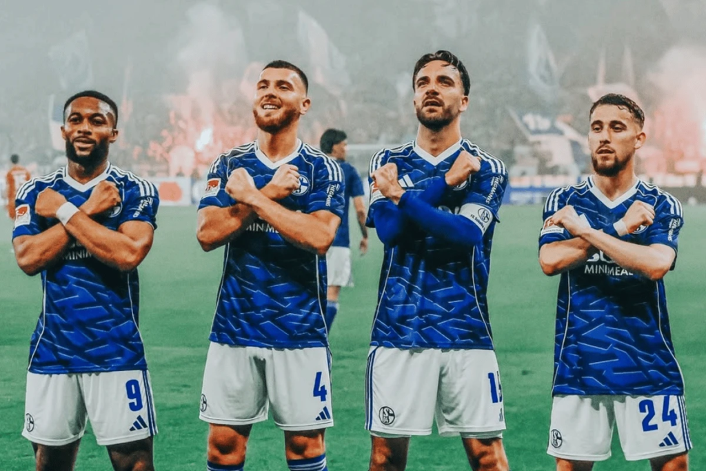Schalke vence Fortuna Düsseldorf e volta à elite do Campeonato Alemão