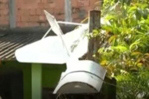 Avião de pequeno porte cai sobre casa no RJ e piloto morre