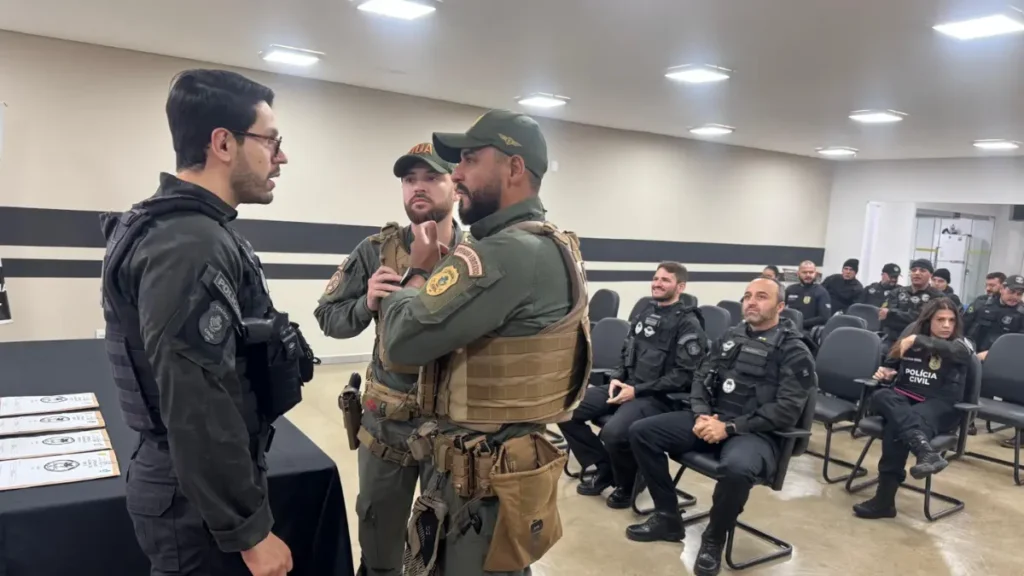 Delegado orientando policiais - (Foto: reprodução/PCGO)