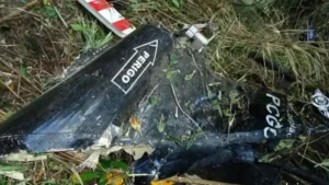Helicóptero ficou destruído após a queda - (Foto: reprodução)
