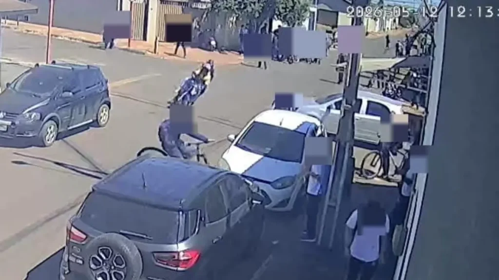 Motociclista indo em direção ao estudante - (Foto: reprodução)