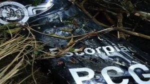 Helicóptero ficou totalmente destruído - (Foto: reprodução)