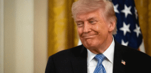Trump adia decreto sobre IA, citando necessidade de competir com China