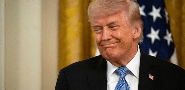 Trump adia decreto sobre IA, citando necessidade de competir com China