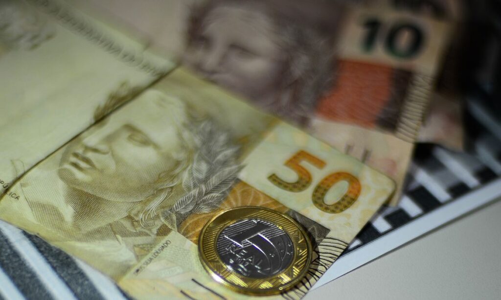 Parcelamentos e crédito fácil impulsionam endividamento familiar no Brasil