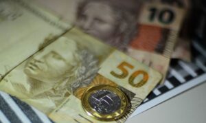 Parcelamentos e crédito fácil impulsionam endividamento familiar no Brasil