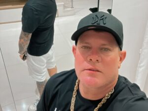 Ex-padrasto de MC Ryan, ‘Diabo Loiro’ é alvo de operação contra lavagem do PCC com rodeios