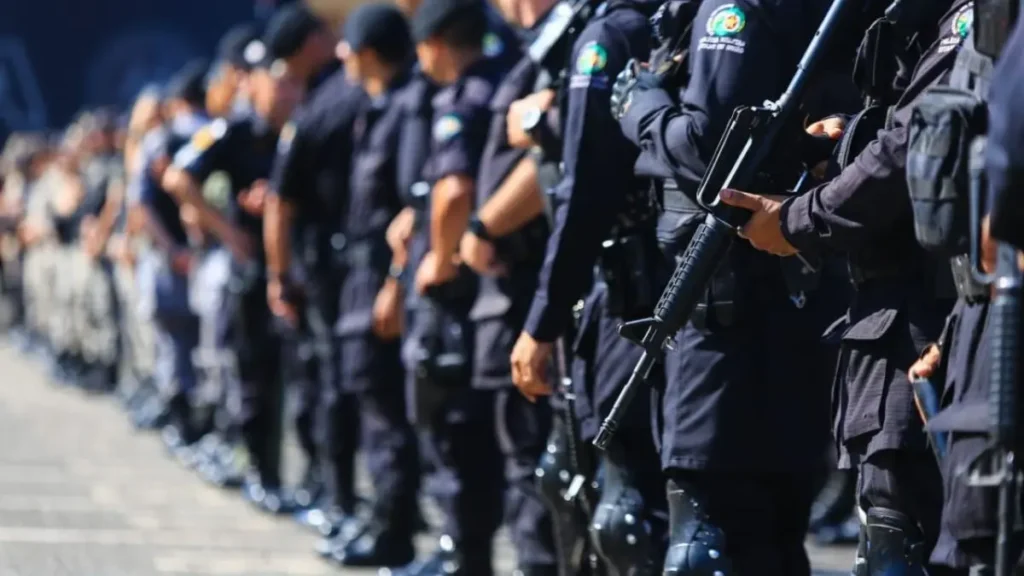 Imagem mostra militares em formação