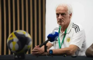 A um mês da Copa do Mundo, técnico pede demissão da seleção de Curaçao