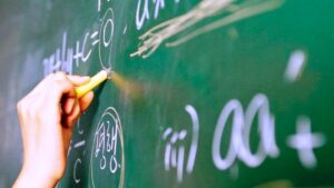 Fundeb reduz desigualdade na educação, mas verba vai para farmácia e até igreja
