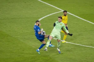 Goleiro da Seleção Brasileira falha feio, faz gol contra no último lance e adia título de time de Cristiano Ronaldo