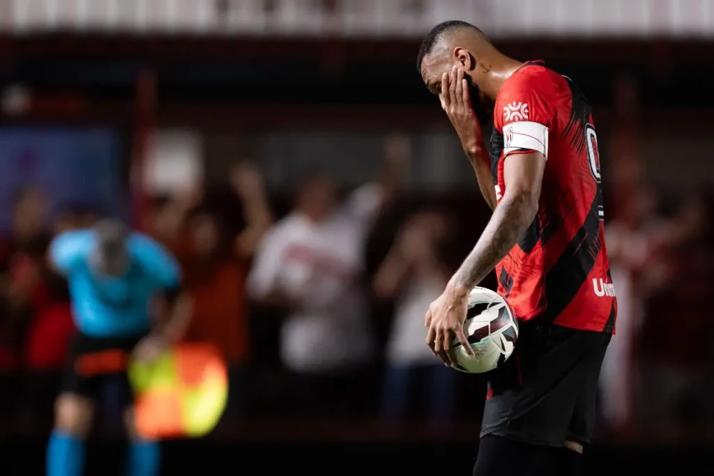Atlético perde pênalti, para em Jandrei e fica no empate sem gols com o Juventude