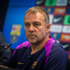 Treinador Hansi Flick anuncia renovação de contrato com o Barcelona até 2028