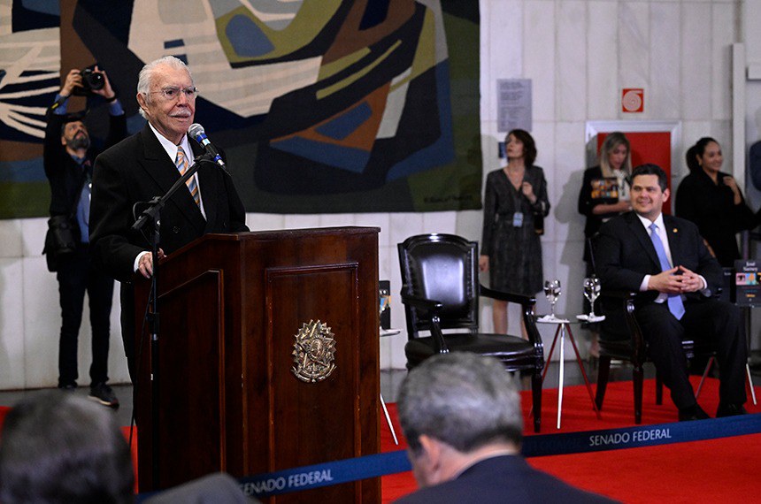 Sarney relança coletânea de romances no Congresso Nacional